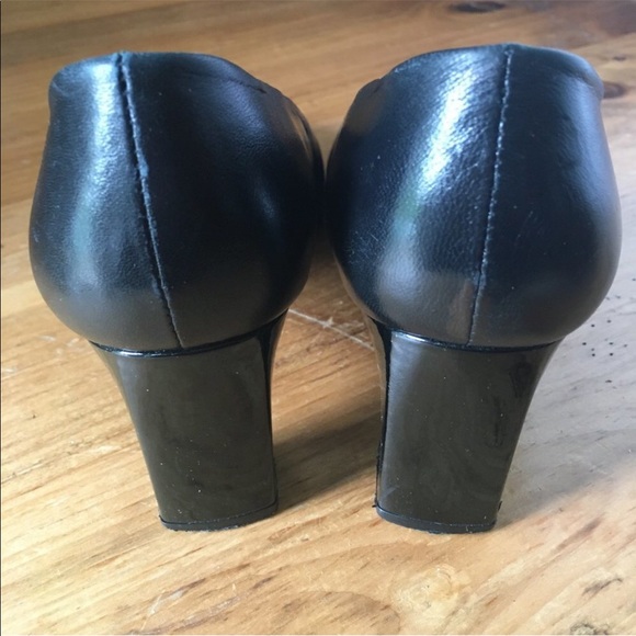 Etienne Aigner Classic Black Leather Pump - Picture 3 of 3